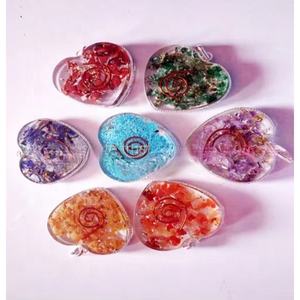 Lot en gros de pendentifs Orgone faits main en forme de cœur plat, thème mascotte, avec pierres précieuses, cristaux, minéraux et roches de guérison, Reiki et Feng Shui - Product Image 1