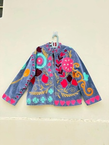 Veste d'hiver vintage surdimensionnée en velours Suzani brodé à motifs floraux, réversible, pour femmes, avec doublure en coton, vente en gros - Product Image 3