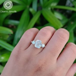 Bague de fiançailles classique pour femme en or massif 18 carats avec trois pierres de moissanite taille coussin et sertissage à griffes Charm Jewells - Product Image 1
