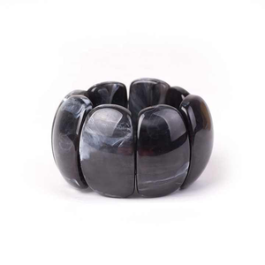 Bracelet en résine de créateur en promotion pour les boutiques d'accessoires de mode moderne et les collections de luxe, disponible au meilleur prix - Product Image 4