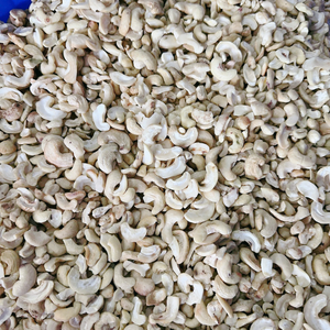 Noix de cajou brisées SANTIGO à prix raisonnable, exportées vers le Moyen-Orient - Product Image 1