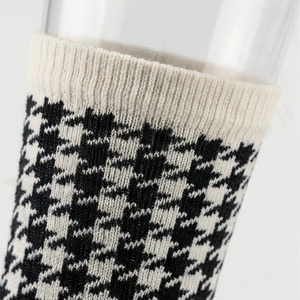 Chaussettes mi-mollet à motif pied-de-poule noir et blanc en coton, polyester et élasthanne, respirantes, pour usage quotidien décontracté, pour adulte, printemps - Product Image 4