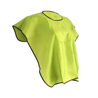 Capes de coiffure courtes en gros, légères, pour salon, tissu de qualité supérieure, logo personnalisé, ODM 2026, couleur unique