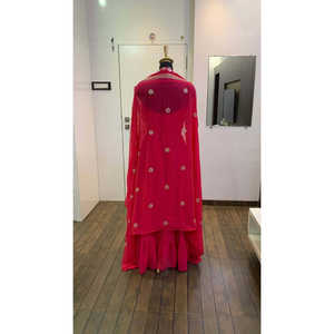 Vêtements de fête Indo-occidentaux pour femmes avec des détails en sequins, zari et papier - Product Image 4