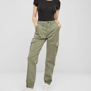 Pantalones cargo modernos para mujer, ideales para looks casuales y actividades diarias. - Product Image 1