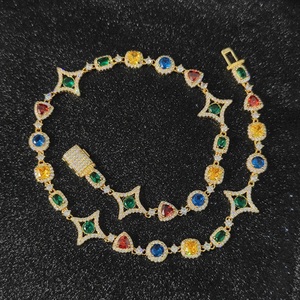 Collar de Moissanita Personalizado Fabricado en India con Recubrimiento de Oro, Joyería de Lujo Moderna para Bodas y Colección de Regalos en Venta - Product Image 4
