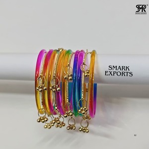 Juego de Brazaletes de Cristal de Gelatina Arcoíris Premium, Ghungroo Kashmiri Dorado, Joyería Étnica Moderna para Mujer, 16 Piezas, Chapado en Oro - Product Image 3