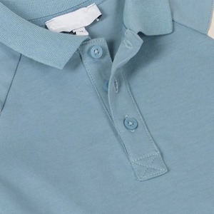 Polo de haute qualité pour garçons, look élégant pour l'école et les activités de plein air, fabriqué dans une usine certifiée LEED. - Product Image 2