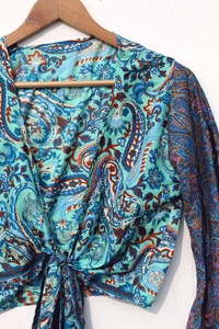 มาใหม่ล่าสุดแขนกระดิ่งผูกด้านบนRuffleผ้าไหมวินเทจห่อด้านบนแขนยาวFlowy Flareแขนเสื้อVคอCrop Top - Product Image 5