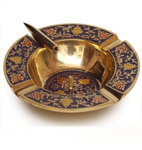 Cendrier rond en laiton décoré d'un motif floral bleu en émail et d'un tige centrale, disponible à prix de gros. - Product Image 1