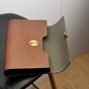 Bolso de mano de cuero genuino premium con organizador de llaves inteligente, almacenamiento compacto y cremallera de alta calidad a un precio asequible. - Product Image 4