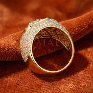 แหวนฮิปฮอปทรงสี่เหลี่ยมประดับเพชรบาแกตต์เคลือบทองคำขาว 18K สำหรับผู้ชาย พร้อมจี้รูปเหรียญประดับเพชรโมอิสซาไนต์ - Product Image 3