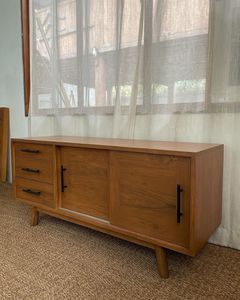 Aparador Moderno de Madera de Teca con Cajón Funcional y Compartimentos con Puertas - Product Image 1