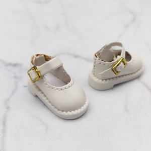 Adorables Zapatos Mary Jane en Miniatura con Acabado Blanco Crema Clásico, Detalles de Hebilla Dorada Pequeña y Costuras Delicadas - Product Image 2