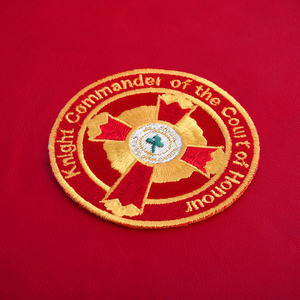 Estuche para Gorra de Caballero Templario con Corona, Estilo Inglés - Cuero Sintético Blanco con Bordado a Mano en Hilo Metálico, Hecho en Pakistán - Product Image 3