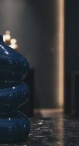 Vase à fleurs en spirale en métal bleu moderne, finition brillante, art abstrait, vase décoratif pour la maison, centre de table et décoration pour le salon - Product Image 6