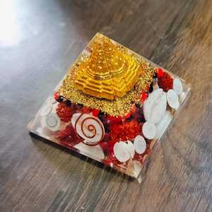 Pieza Decorativa de Cristal Cuadrada Piramidal Laxmi con Incrustaciones de Pirámide Dorada, Gemas Rojas y Pétalos Blancos para Decoración del Hogar - Product Image 5