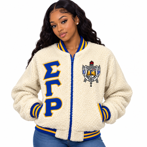 Chaqueta Varsity Sherpa para Mujer, Bordada con el Escudo de Sigma Gamma Rho, Cierre Completo, Cuello Alto, Ribete Grueso Azul y Amarillo, Ropa de Invierno - Product Image 1
