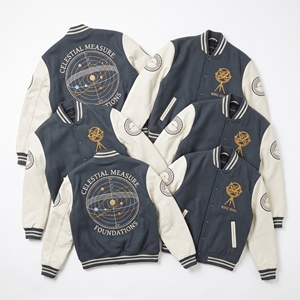 Chaqueta Letterman al por mayor, abrigo universitario de lana color carbón, con bordado Summit Waymark Stone Cairn y mangas de cuero color canela, estilo bomber. - Product Image 5