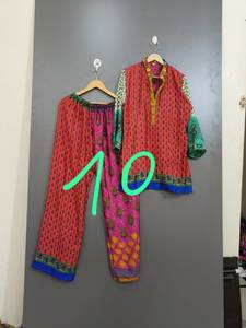 Ensemble de pyjama en satin de soie imprimé floral pour femmes avec haut à col en V, pantalon à taille élastique, logo sur le devant - Vêtements décontractés multi-saisons - Product Image 6