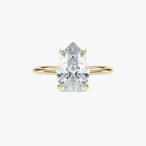 Anillo de Compromiso Personalizado de Oro Amarillo de 14K con Diamante Cultivado en Laboratorio de 3 Quilates con Corte Pera, Fabricante OEM Roy Diamond RD EW 005, Lujoso con Engaste de Garras - Product Image 1