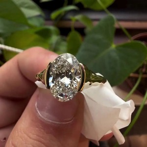 Anillo de Diamante Cultivado en Laboratorio con Corte Ovalado de Diseño Premium en Oro Amarillo de 14K, Certificado IGI, Color VVS+ EF, Estilo Minimalista - Product Image 1