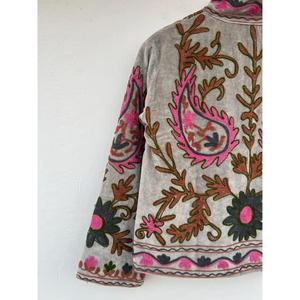 Chaqueta de mujer de terciopelo Suzani de invierno, bordada a mano, reversible, con cierre de botones y calefactable. - Product Image 4
