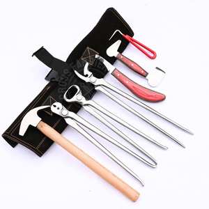 Kit de Herramientas de Herrador del Fabricante con Estuche con Ruedas: Limpiador de Cascos, Clavillero, Martillo, Extractor de Clavos, Cuchillo para Recortar Cascos, Alicates y Pulidor - Product Image 1