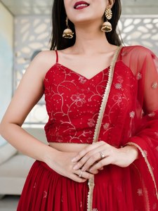 Robe de soirée rouge brodée en satin floral coupe trapèze, style Lehenga Choli avec dupatta en filet, taille empire, style Banarasi, pour réception de mariage - Product Image 2