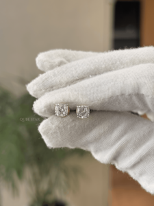 Boucles d'oreilles solitaires modernes et élégantes en or jaune 18 carats avec diamant de laboratoire taille coussin, clous à quatre griffes, bijoux fins romantiques pour mariage 1.286 - Product Image 3