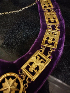 Collier maçonnique de luxe en velours violet avec pendentif croix dorée et badges emblèmes en émail – Nouveauté 2026 - Product Image 4