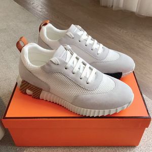 รองเท้าผ้าใบดีไซน์หรู คุณภาพสูง สำหรับผู้ชายและผู้หญิง สวมใส่สบาย เหมาะสำหรับเดิน วิ่ง เล่นกีฬา และสเก็ตบอร์ด พร้อมกล่อง - Product Image 1