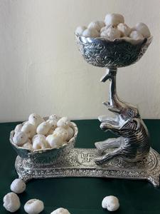 Cuenco Elevado de Plata con Adornos de Elefante y Base Esculpida, Detalle Metálico Hecho a Mano para Mesa de Lujo y Decoración Interior - Product Image 1