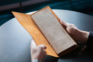 Porte-menu en cuir de luxe fait main, design pliable, fonctionnalités de protection, rechargeable, pour restaurants, cafés, hôtels, salles à manger - LMC-0067 - Product Image 3