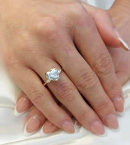 Bague de fiançailles en diamant taille cœur de 2,5 carats de qualité supérieure, or massif 18 carats, pierres latérales en forme de poire, classique pour femme, certifiée GIA - Product Image 5