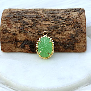 Colgante ovalado de jade prehnita verde tallado a mano, conector de piedra preciosa, componente de engaste único de latón chapado en oro de 18K - Product Image 3