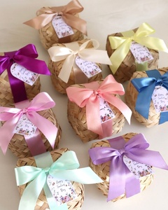 Caja de Regalo Cuadrada de Bambú Tejido a Precio Económico con Orquídea Blanca y Etiqueta para Boda - Product Image 3