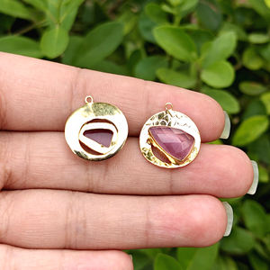 Pendientes con Gema Ojo de Gato Rosa Trillón, Bañados en Oro de 18k, con Marco de Latón Sólido Martillado, Piedra Geométrica Facetada para Creación de Joyas - Product Image 4