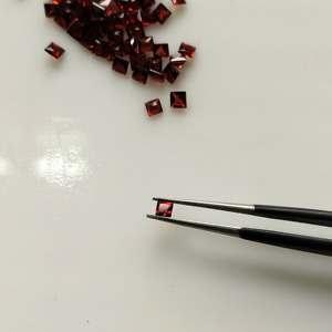 โกเมนสีแดงธรรมชาติ 2.75 มม. ทรงสี่เหลี่ยมเจ้าหญิงคัท คุณภาพดีที่สุด พลอยเม็ดเดี่ยวสำหรับทำเครื่องประดับ - Product Image 1