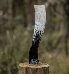Cuerno para beber tallado a mano de cuerno de búfalo con soporte – Recipiente de la mitología nórdica del lobo Fenrir - Product Image 1