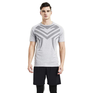 เสื้อยืดคอกลมแขนสั้นสีเทาสำหรับผู้ชาย ทรงปกติ ผ้าเจอร์ซีย์คอตตอน 100% สีพื้นเรียบง่าย ดีไซน์เรียบ - Product Image 5