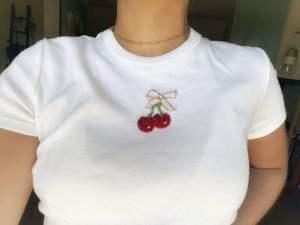 Camiseta de manga corta para mujer, cuello redondo, con bordado de cuentas, estilo cóctel, informal, de jersey suave, con parche de bebida, tops de moda. - Product Image 1
