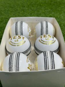 Balle de cricket en cuir rigide blanche cousue à la main de haute qualité pour hommes avec logo personnalisé – Meilleur prix – Balle en cuir premium - Product Image 3