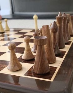 Jeu d'échecs en bois peint à la main avec un style imitation antique - Product Image 2
