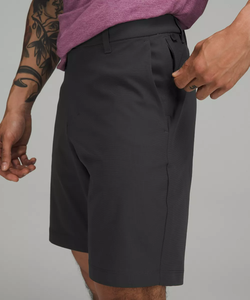 กางเกงขาสั้นชายทรงคลาสสิคเอวกลาง แต่งโลโก้ด้านหน้า ผ้าเนื้อเรียบ ยืดได้สี่ทิศทาง แห้งเร็ว เหมาะสำหรับเล่นกอล์ฟ - Product Image 4