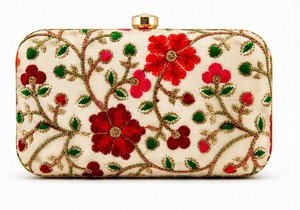 Elegante bolso de mano bordado con flores rojas y hojas verdes, bolso de noche para mujer, ideal para bodas. - Product Image 2