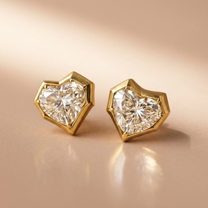 Boucles d'oreilles solitaires romantiques en diamant de laboratoire taille émeraude 0,50 ct chacune, sertissage clos sécurisé, plaqué or 10 carats, cadeau de mariage raffiné - Product Image 4