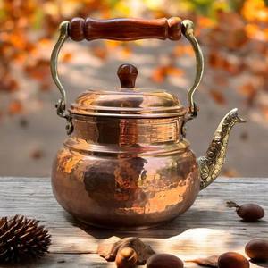 Théière en cuivre vintage faite à la main avec poignée en bois pour un service élégant du thé et une présentation à la maison, pour la décoration intérieure, les hôtels et les restaurants. - Product Image 3