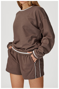 Ensemble de survêtement d'hiver quatre pièces imprimé à capuche pour femme avec pull à col rond, pantalon/short large et logo frontal - Product Image 2
