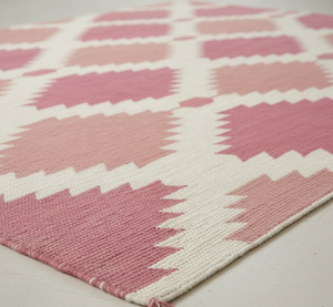 Alfombra Dhurrie geométrica bohemia de tendencia | Alfombra de área de tejido plano de estilo Kilim Rosa rojo antideslizante de poliéster hecha a máquina - Product Image 2